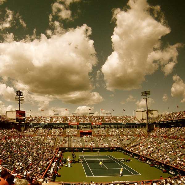 Vue aérienne d'un terrain de tennis pour tournage d'un journaliste sportif