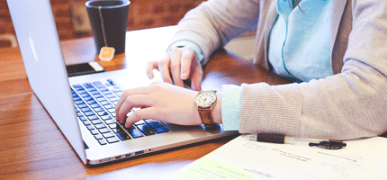 etudiant en bts communication sur ordinateur